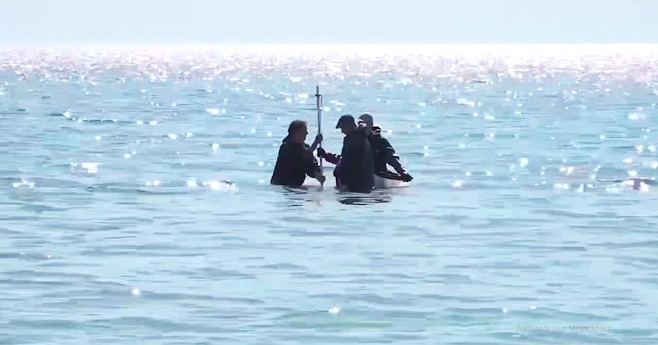 люди стоят в море