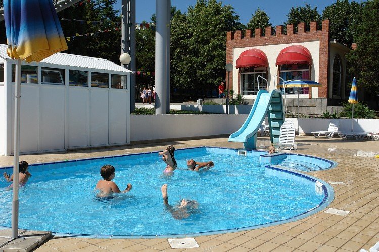 Дети купаются в бассейне