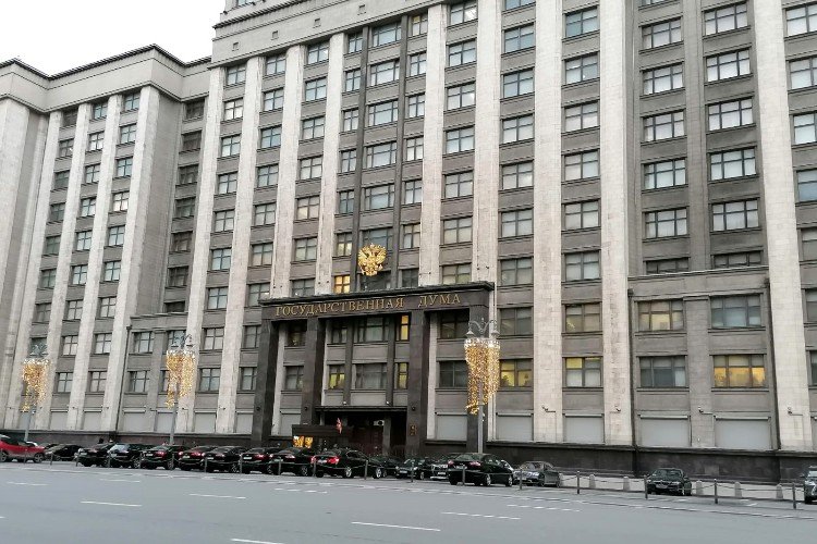 машины стоят около Госдумы