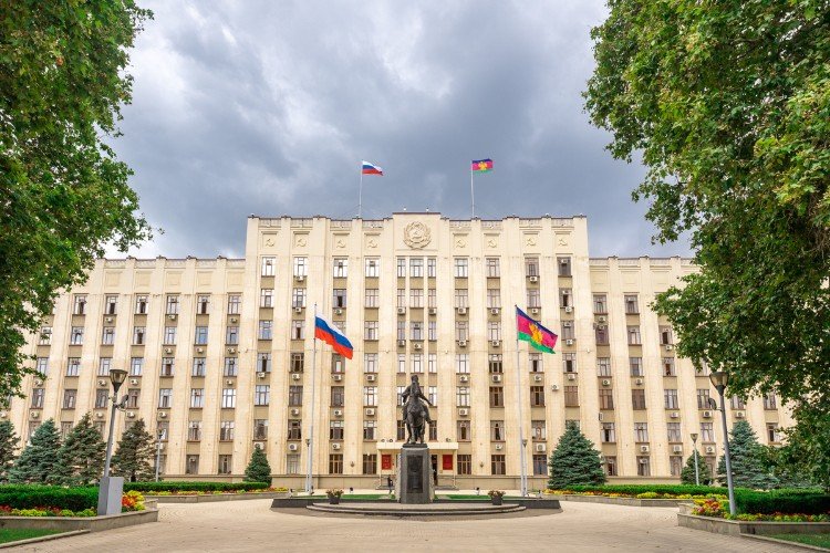 памятник стот около здания администрации Кубани