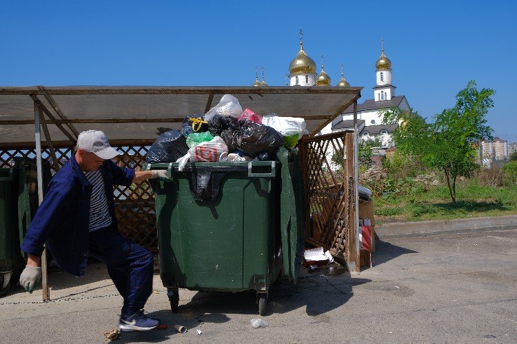 мужчина тащит контейнер