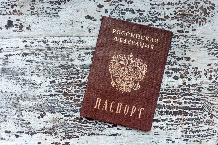 Паспорт на столе. Фото: Геннадий Дьячук