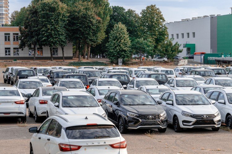 Автомобили стоят на парковке. Фото: Геннадий Дьячук