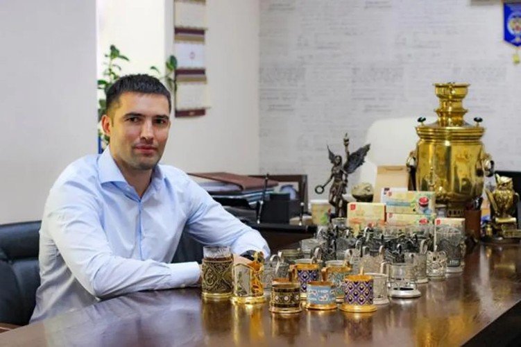 Серафим Тимченко сидит у самовара, стаканов и чая