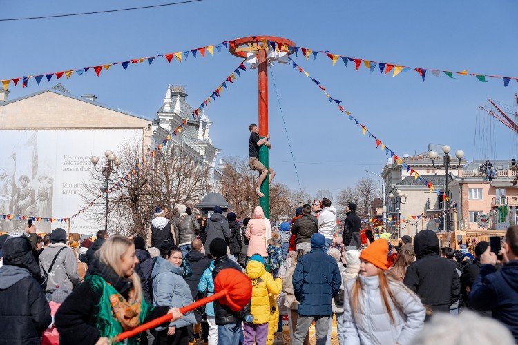 Мужчина лезет на столб