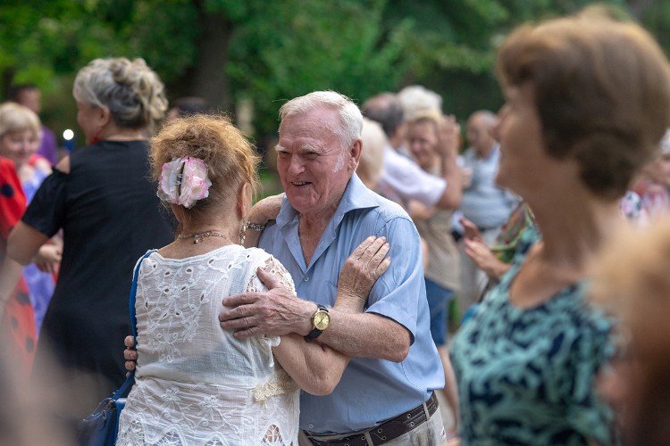 Мужчина танцует с женщиной