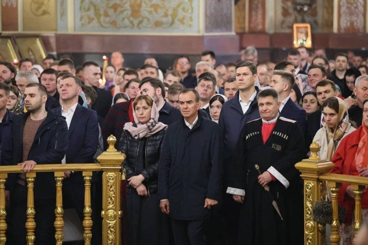 Кондратьев с Наумовым, Власовым, Алтуховым и Шриковым стоит в Екатерининском соборе