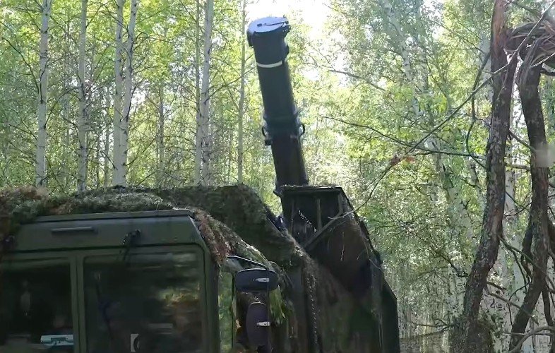 Военная техника стоит в лесу