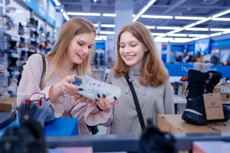Девушки выбирают обувь