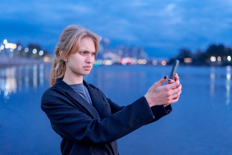 Девушка пытается выйти в интернет по белым спискам