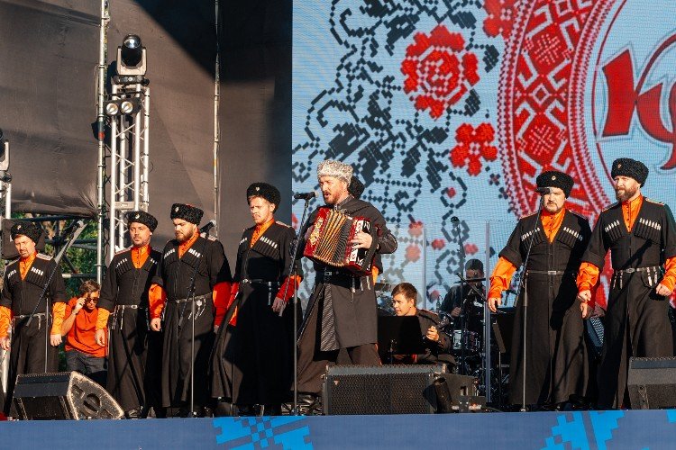 Казаки поют на сцене