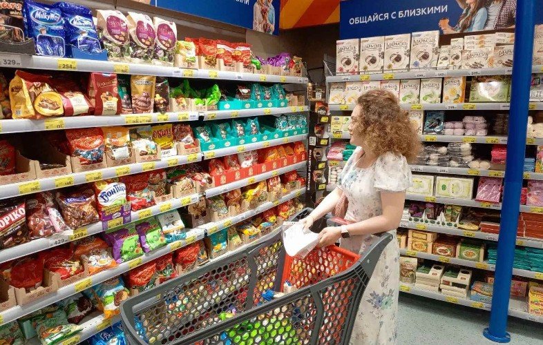 Женщина выбирает кубанские товары