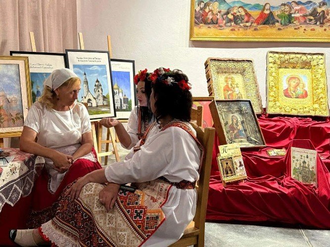женщины сидят на выставке