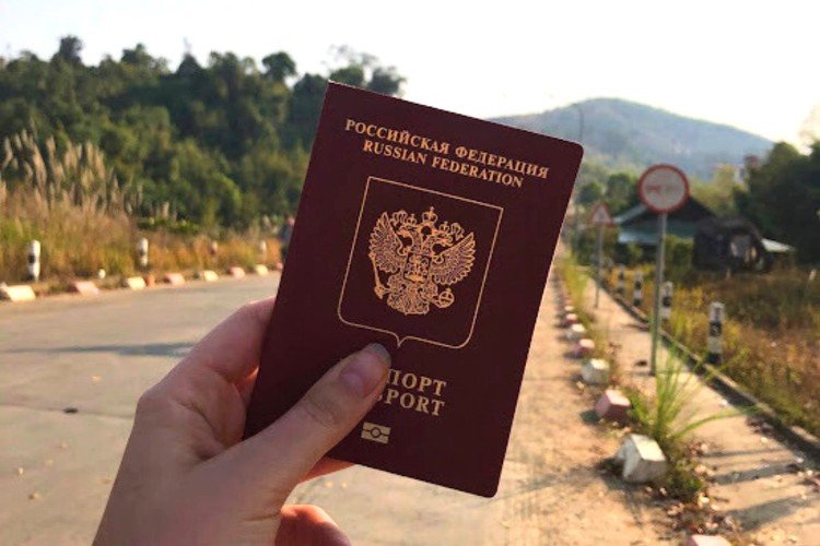 рука дердит паспорт