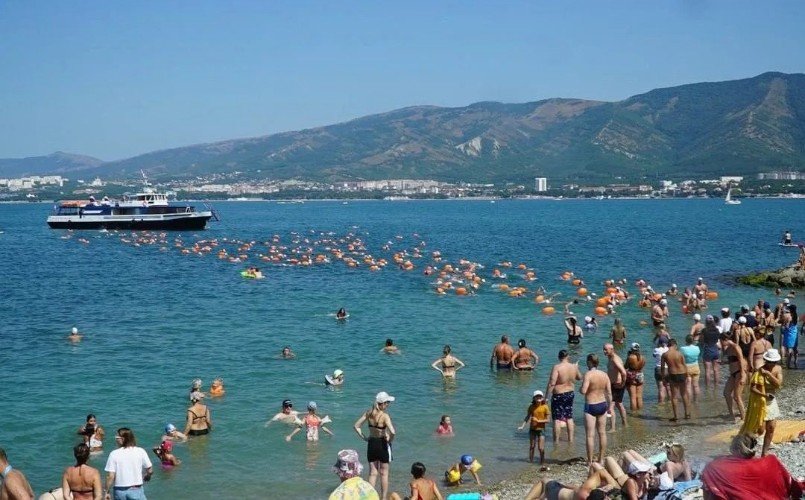 люди учасьвуют в заплыве