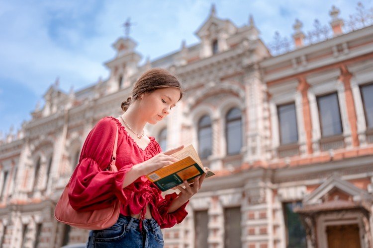 Девушка с книгой