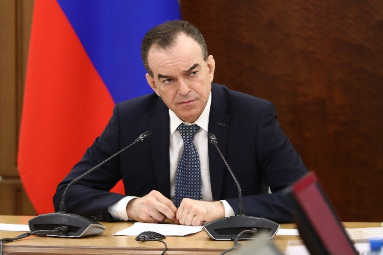 губернатор Кондратьев сидит за столом