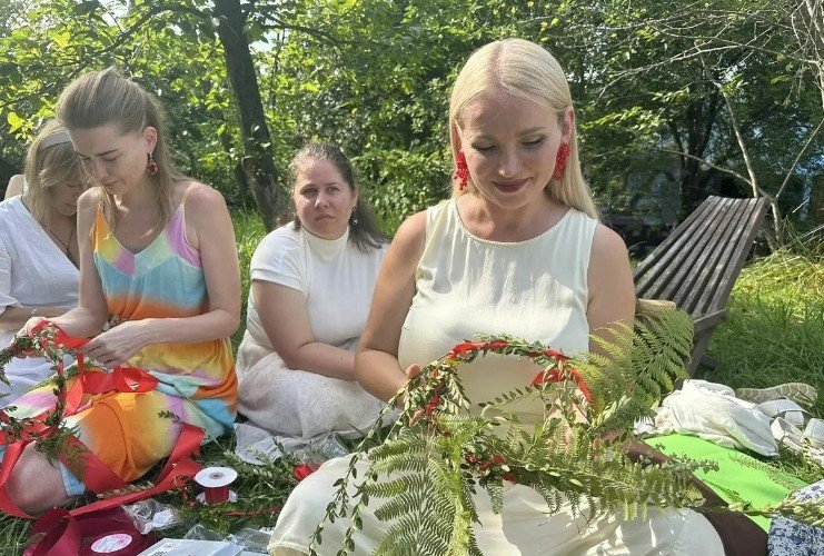 женщины плутут венки