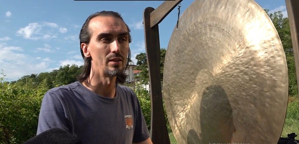 мужчина стоит около гонга