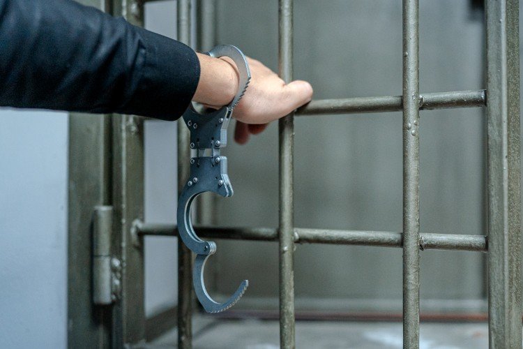 Наручники надеты на руку