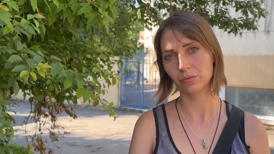 женщина стоит под деревом